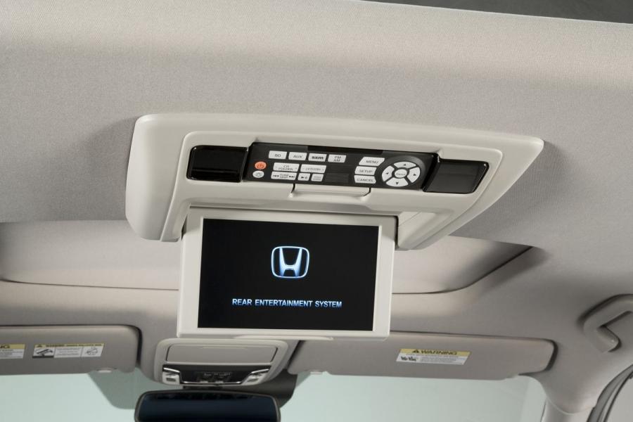 Детали интерьера Honda Pilot 2015 года  (фото 8 из 107)